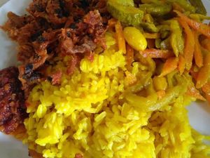 Sedap Sekali! Pagi-pagi Makan Nasi Kuning Manado yang Pedas Gurih Sedap Sekali! Pagi-pagi Makan Nasi Kuning Manado yang Pedas Gurih