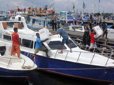 Melihat Proses Pendistribusian Logistik Pemilu di Timur Indonesia