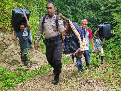 Kisah Petugas Panggul Kotak Suara Daki Bukit ke Pelosok Sulsel