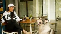 Berpacaran dengan Aldi Eks CJR, Ini Gaya Ngopi Model Erika Carlina