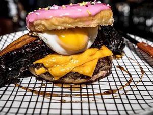 Nyam! Ada Donat Burger yang Terinspirasi Homer The Simpsons