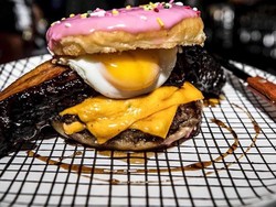 Nyam! Ada Donat Burger yang Terinspirasi Homer The Simpsons