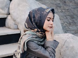 Tutorial Hijab untuk ke Pesta dalam 1 Menit Saja, Cocok untuk Ibu Muda