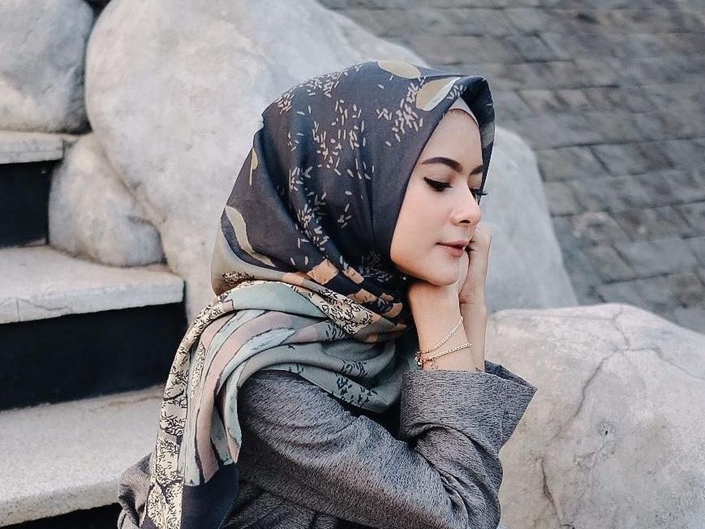Tutorial Hijab untuk ke Pesta dalam 1 Menit Saja, Cocok untuk Ibu Muda Tutorial Hijab untuk ke Pesta dalam 1 Menit Saja, Cocok untuk Ibu Muda