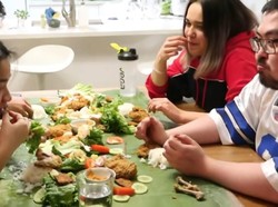 Lihat Aksi Para Bule yang Kegirangan Saat Diajak Ngaliwet