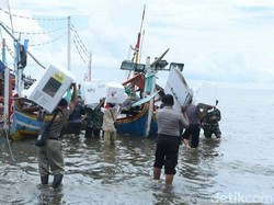 Distribusi Logistik ke Daerah Terpencil Situbondo, Naik Perahu 1,5 Jam