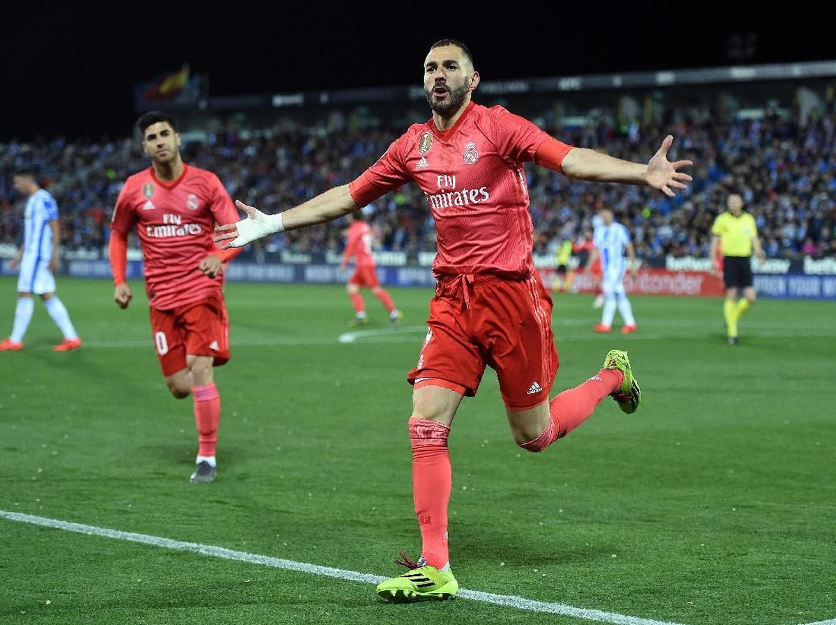 Striker Real Madrid Karim Benzema merayakan golnya ke gawang Leganes di Estadio Municipal de Butarque, Selasa (16/4/2019) dini hari WIB. (Foto: Denis Doyle/Getty Images)