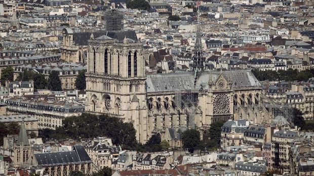 Gereja Katedral Notre Dame (FILES) A file photo taken on July 15, 2018 shows the Notre-Dame de Paris Cathedral, in the French capital Paris. - A huge fire swept through the roof of the famed Notre-Dame Cathedral in central Paris on April 15, 2019, sending flames and huge clouds of grey smoke billowing into the sky. The flames and smoke plumed from the spire and roof of the gothic cathedral, visited by millions of people a year. A spokesman for the cathedral told AFP that the wooden structure supporting the roof was being gutted by the blaze. (Photo by Thomas SAMSON / AFP)