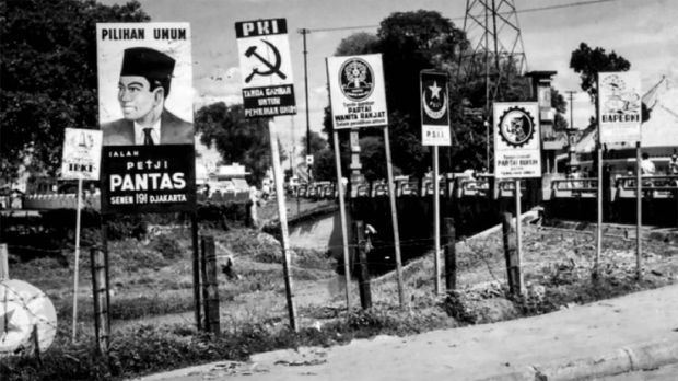 Papan tanda-tanda gambar partai-partai dalam pemilihan umum yang dipasang di tepi jalan, di Jalan Prapatan Kwitang Jakarta, 24 Juli 1955. Sumber: ANRI