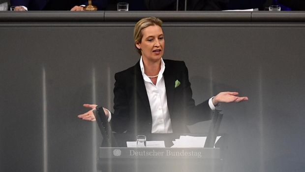 Alice Weidel, parliamentary group co-leader of the far-right, anti-immigration AfD party (Alternative for Germany), gives a speech during a debate on the budget at the Bundestag, the lower house of parliament, on November 21, 2018 in Berlin. (Photo by Tobias SCHWARZ / AFP)