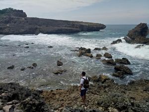 Pantai Watu Lepek Buat Libur Pemilu di Malang Pantai Watu Lepek Buat Libur Pemilu di Malang