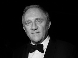 Kisah Anak Miskin yang Jadi Bos Barang Mewah Berharta Rp 500 T