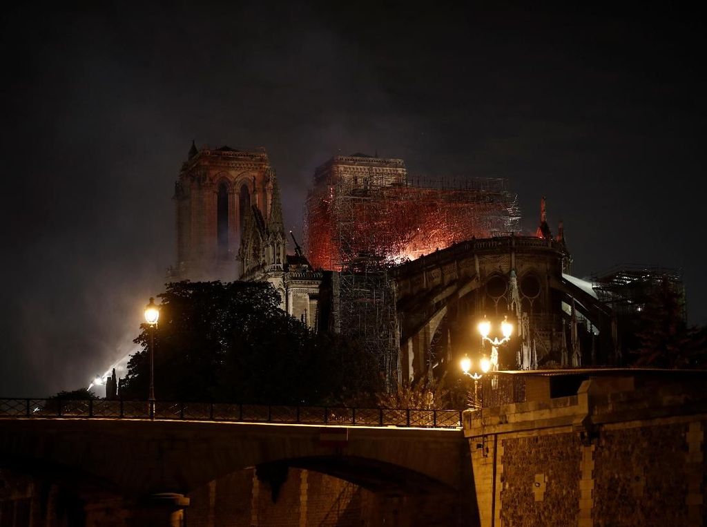 Petugas Damkar Prancis Berhasil Selamatkan Artefak Berharga Gereja Notre Dame Petugas Damkar Prancis Berhasil Selamatkan Artefak Berharga Gereja Notre Dame