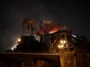 Petugas Damkar Prancis Berhasil Selamatkan Artefak Berharga Gereja Notre Dame Petugas Damkar Prancis Berhasil Selamatkan Artefak Berharga Gereja Notre Dame