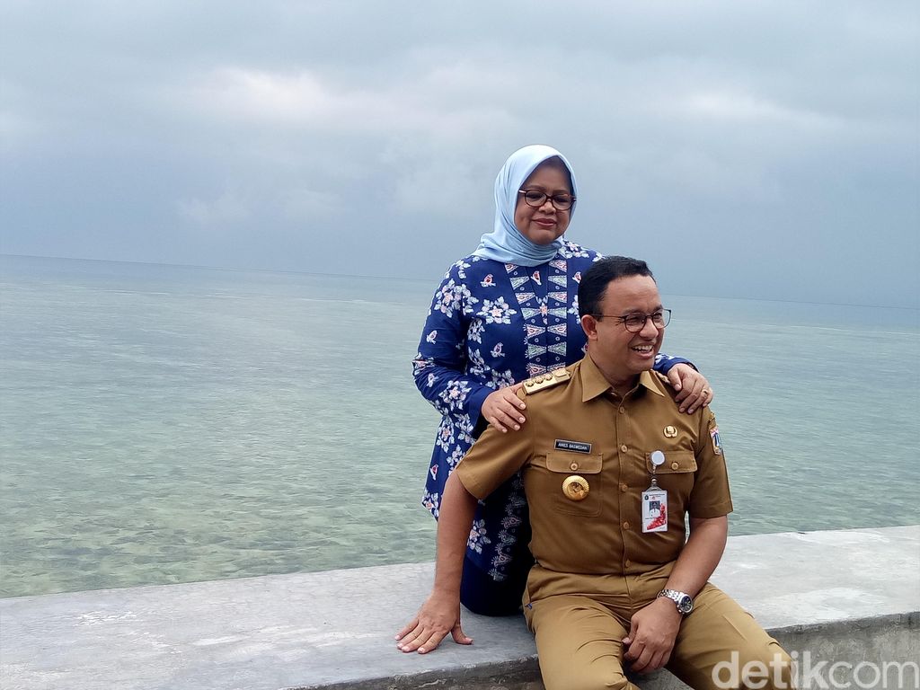 Gubernur DKI Jakarta Anies Baswedan bersama istri, Fery Farhati, saat melakukan kunjungan kerja di Pulau Sebira, Kepulauan Seribu