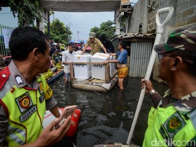 Aksi Petugas Distribusikan Logistik Pemilu di Tengah Banjir