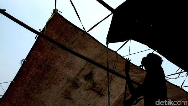 Antusias Warga Bangun TPS di Kawasan Pasar Jembatan Lima