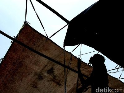 Antusias Warga Bangun TPS di Kawasan Pasar Jembatan Lima