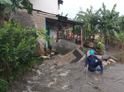 Tanggul Jati Padang Jebol Lagi, 2 Rumah Warga Ambrol Kena Banjir