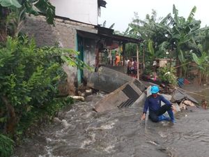 Tanggul Jati Padang Jebol Lagi, 2 Rumah Warga Ambrol Kena Banjir Tanggul Jati Padang Jebol Lagi, 2 Rumah Warga Ambrol Kena Banjir
