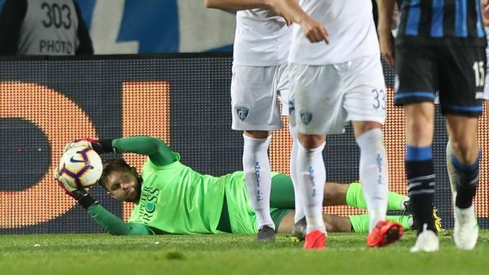 Kiper Empoli Bartlomiej Dragowski menangkap bola dari tendangan pemain Atalanta. Kiper Polandia itu membuat 17 saves, dari 47 gempuran Atalanta yang nihil gol ke gawang Empoli. (Foto: Gabrielle Maltini/Getty Images) Kiper Empoli Bartlomiej Dragowski menangkap bola dari tendangan pemain Atalanta. Kiper Polandia itu membuat 17 saves, dari 47 gempuran Atalanta yang nihil gol ke gawang Empoli. (Foto: Gabrielle Maltini/Getty Images)
