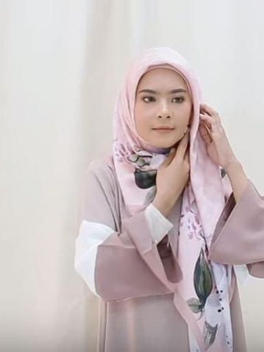 Tutorial Hijab untuk ke Pesta dalam 1 Menit Saja, Cocok untuk Ibu Muda