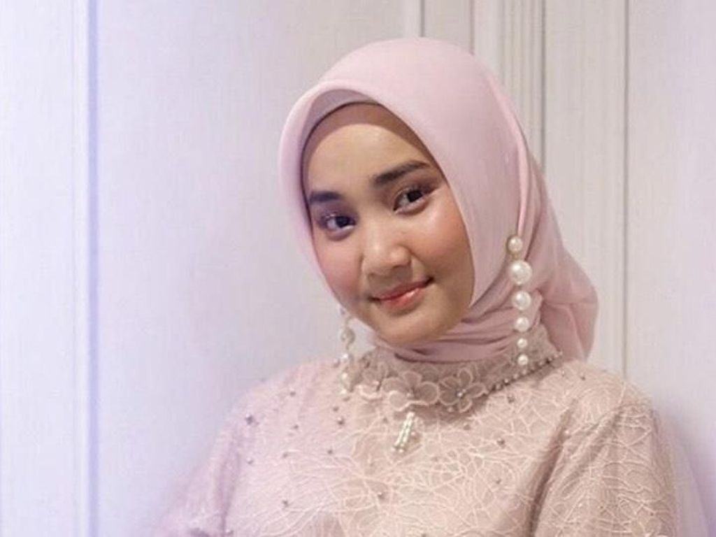 Cara Pakai Jepit Mutiara Hits untuk Hijabers Ala Fatin Shidqia Cara Pakai Jepit Mutiara Hits untuk Hijabers Ala Fatin Shidqia