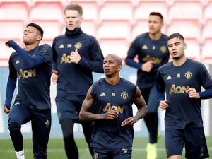 Ingin Menang, Twitter MU Unggah Foto Drake Pakai Jersey Barcelona