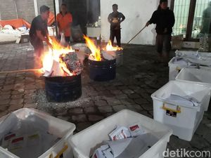 KPU Kota Yogyakarta Bakar Ribuan Surat Suara Rusak