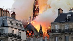 Penampakan Kebakaran Gereja Notre Dame Paris