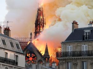Penampakan Kebakaran Gereja Notre Dame Paris