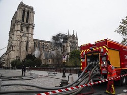 15 Jam Berkobar, Kebakaran di Katedral Notre-Dame Akhirnya Padam