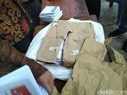 Segel Amplop Surat Rusak, Petugas TPS Jatiwarna Lakukan Pengecekan