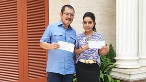 Gaya Artis Nyoblos: Mayangsari Pakai Batik, Ayu Ting Ting Berhijab