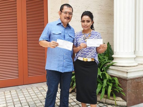 Gaya Artis Nyoblos: Mayangsari Pakai Batik, Ayu Ting Ting Berhijab