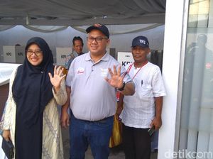 Bareng Istri dan Mertua, Ketua KPU Nyoblos di Pejaten Barat Jaksel