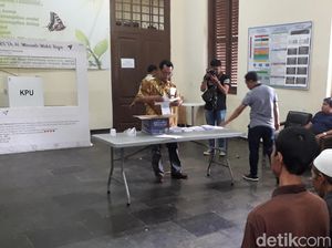 Pasien Gangguan Jiwa Nyoblos di RS: Nusuknya di Jidat Ya Pak? Pasien Gangguan Jiwa Nyoblos di RS: Nusuknya di Jidat Ya Pak?