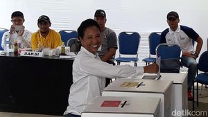 Menteri Rini Semringah Banget Saat Nyoblos