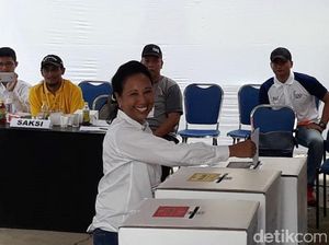 Menteri Rini Semringah Banget Saat Nyoblos