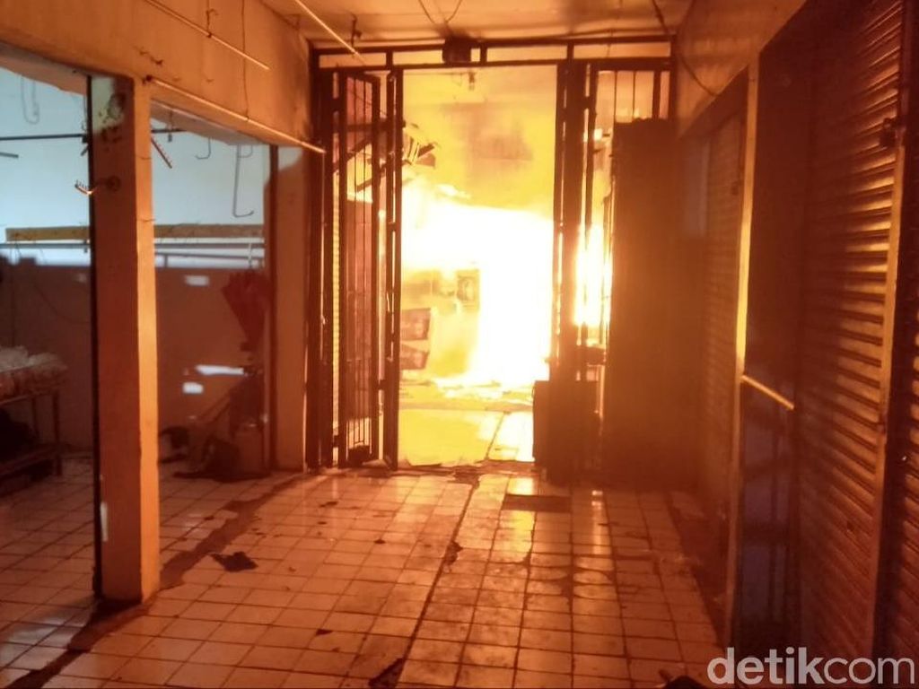 Pasar Lawang Malang Terbakar, Pedagang Panik Selamatkan Barang