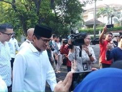 Bareng Keluarga, Sandiaga Tiba di TPS untuk Memilih