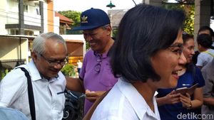 Momen Sri Mulyani Nyoblos Bareng Suami di TPS Bintaro