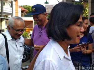 Momen Sri Mulyani Nyoblos Bareng Suami di TPS Bintaro