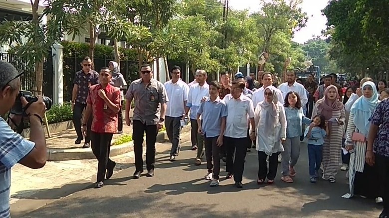 JK Gandeng Cucunya Nyoblos di TPS 04 Kebayoran Baru