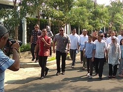 JK Gandeng Cucunya Nyoblos di TPS 04 Kebayoran Baru