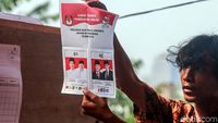 Petugas Mulai Hitung Surat Suara di TPS