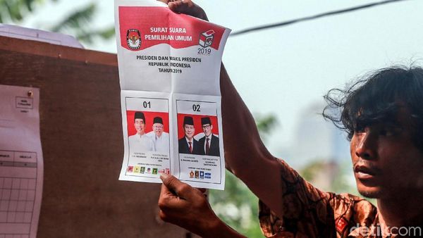 Petugas Mulai Hitung Surat Suara di TPS Petugas Mulai Hitung Surat Suara di TPS