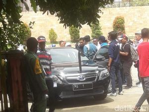 Kotak Suara Belum Ada, Gubernur Papua Kecewa Saat Datangi TPS