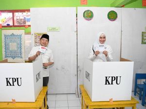 Bareng Istri, Plt Ketum PPP Nyoblos Pakai Baju Putih Bareng Istri, Plt Ketum PPP Nyoblos Pakai Baju Putih