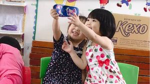 Gemes Banget! Viral Video 2 Balita Pura-pura Selfie Pakai Sandal